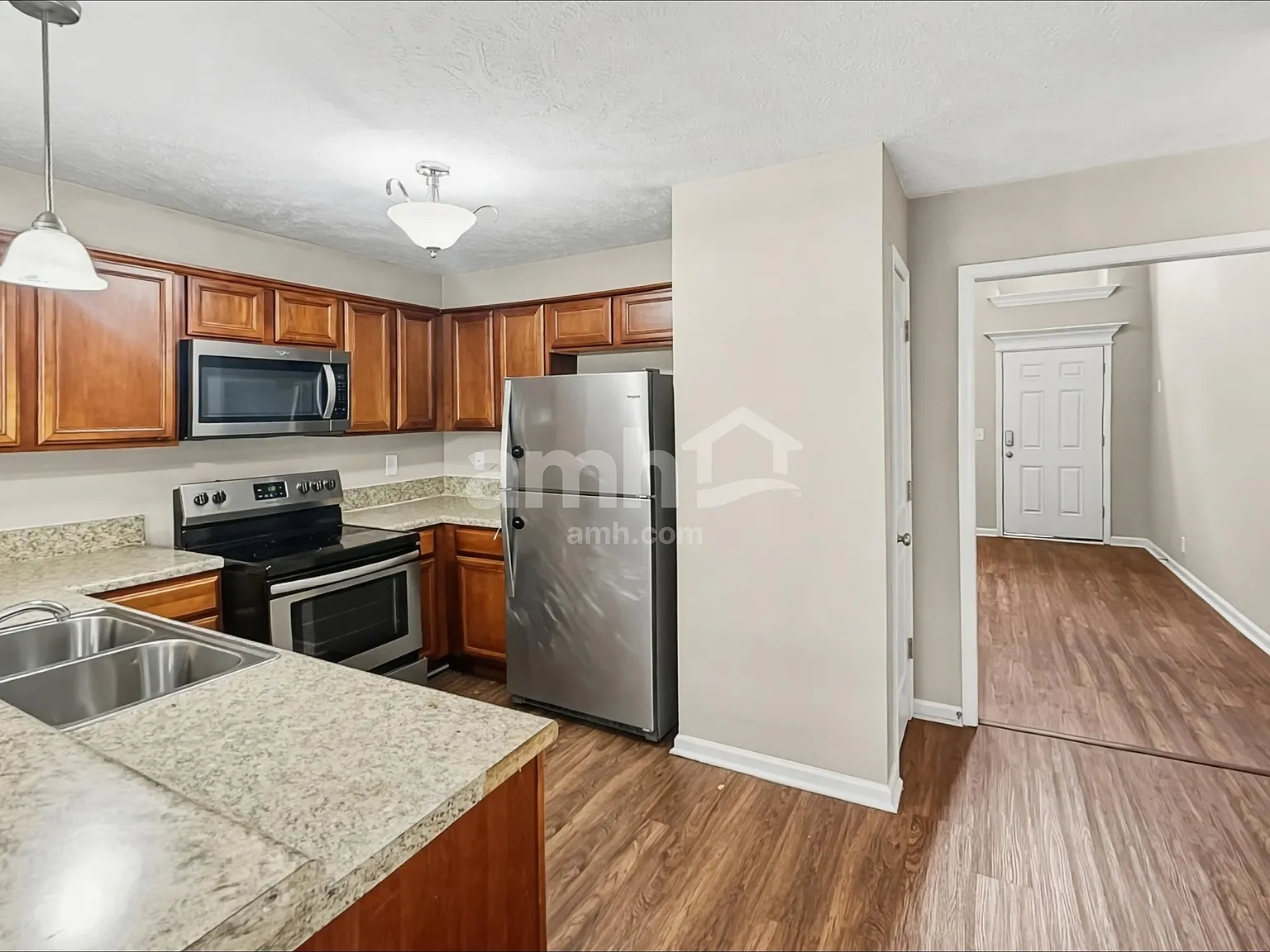 3 bed, 2.5 bath, 2416 sqft, $2,350 — Photo 3