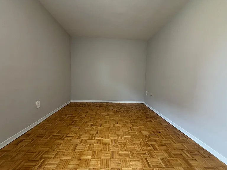 1051 Seneca Ave — Photo 29