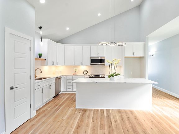 2nd image of 806 S Audubon Place Ave