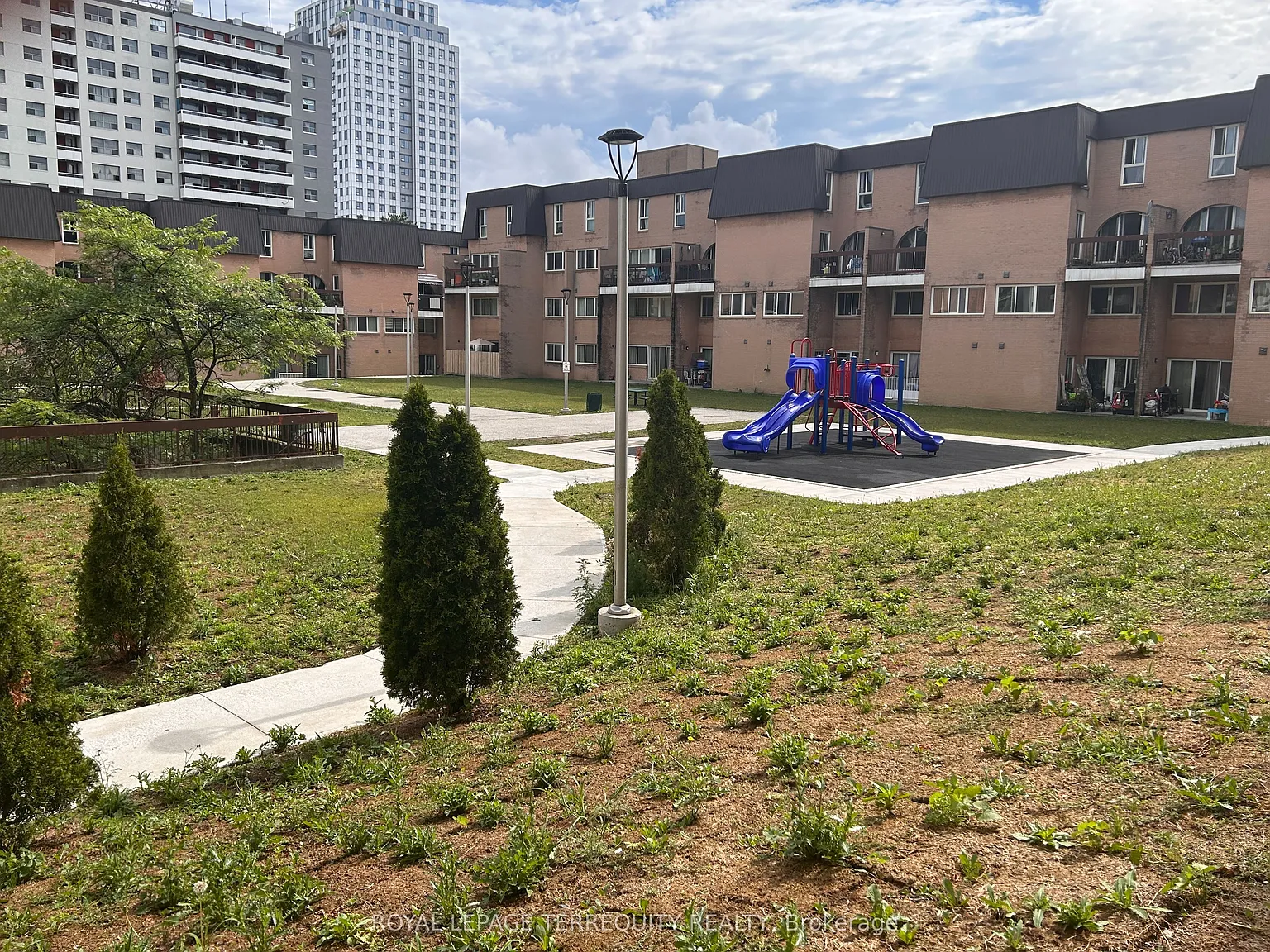 Skyview Manor — Photo 3