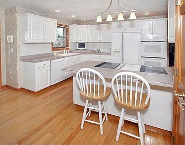 3rd image of 9950 Chattham Cir