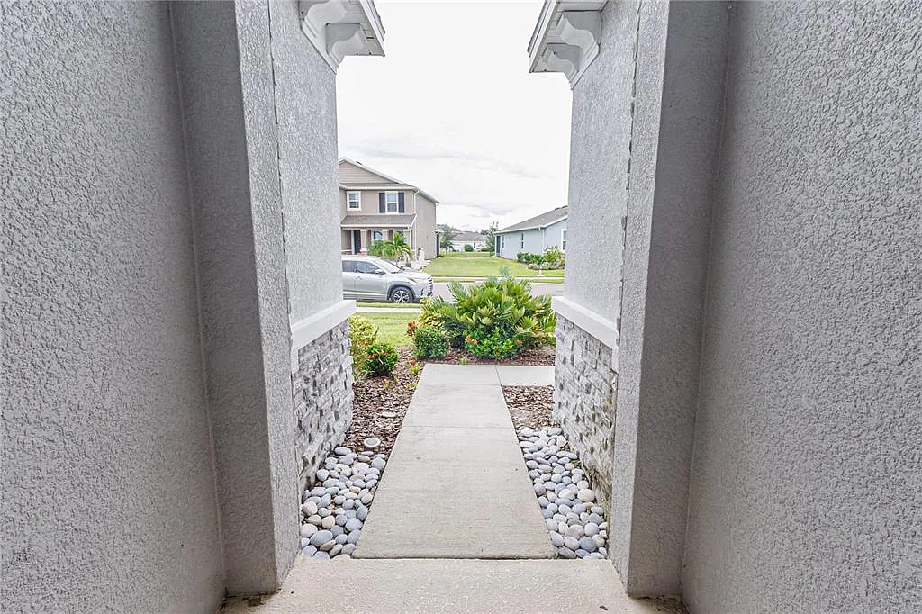 4 bed, 2.5 bath, 2056 sqft, $3,150 — Photo 4