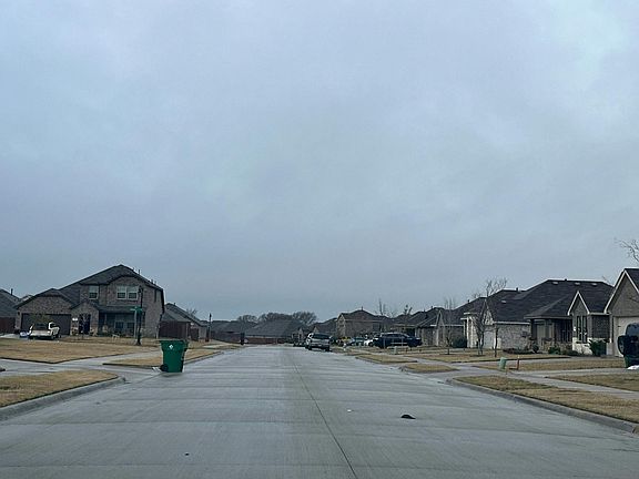 4th image of 241 Paddock Ln