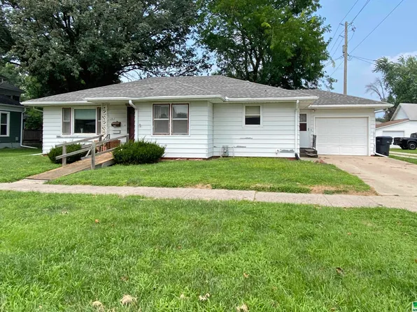 115 3rd St NW, Le Mars, IA 51031