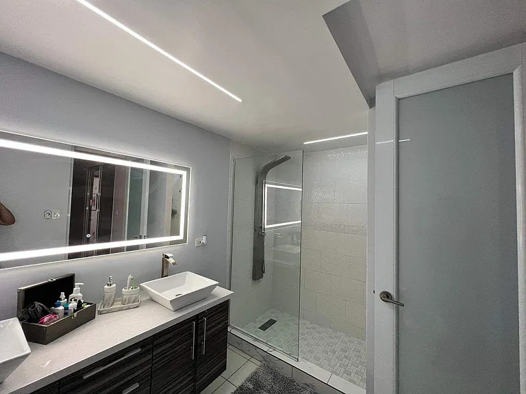 Master bathroon