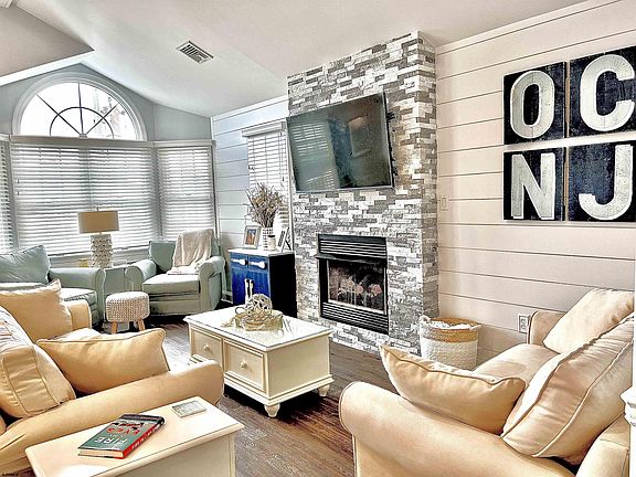 5th image of 3834 Asbury Ave #B