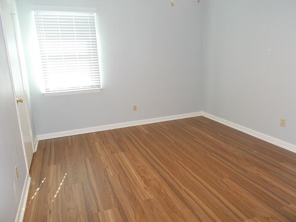 3rd image of 306 Woodview Ct