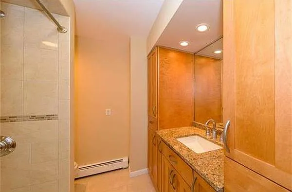 32 Austin Ave — Photo 2