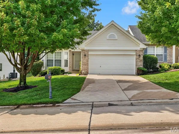 1319 Pine Bluff Dr, Saint Charles, MO 63304