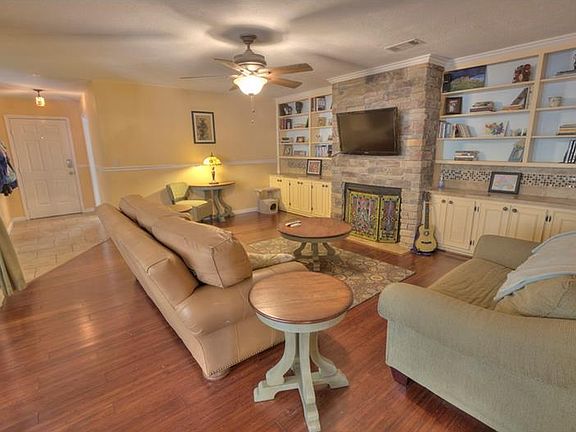 3rd image of 217 Colombo Dr