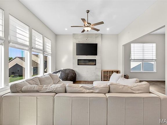 5th image of 218 Carlton Point Dr
