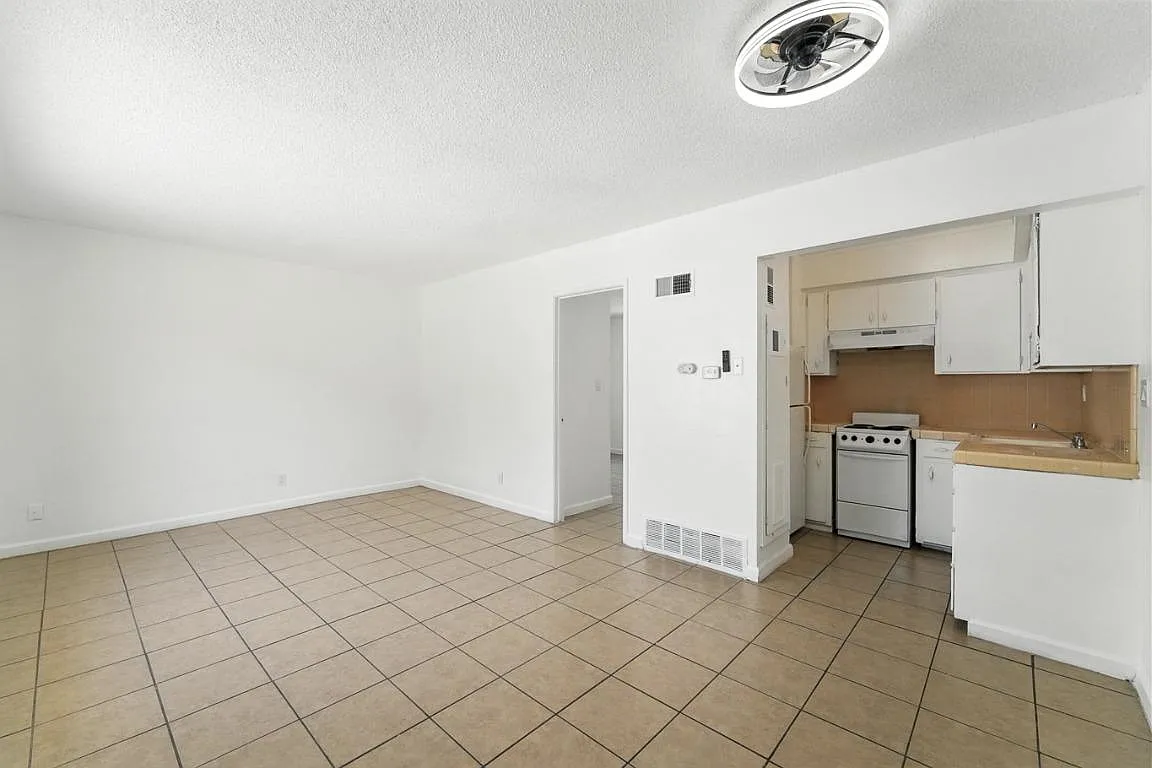 132 W 18th St - 7 — Photo 3