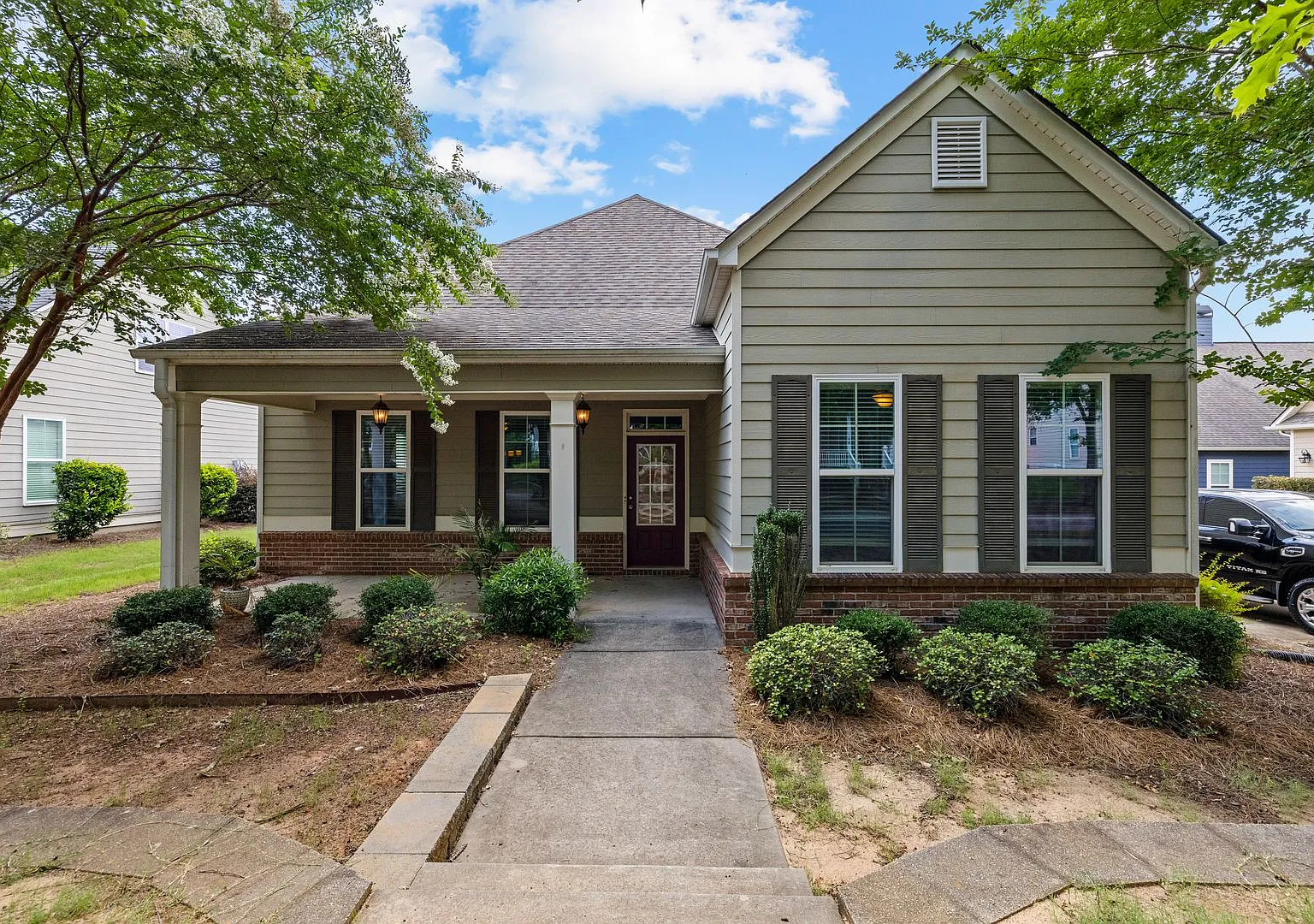 Spacious 5BR Home Walkable to Downtown Fayetteville — Photo 3