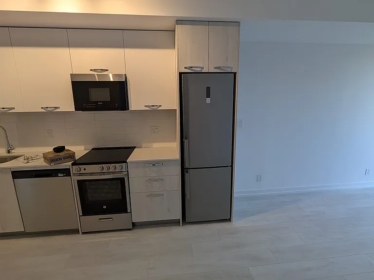 75 James St S #612 — Photo 2