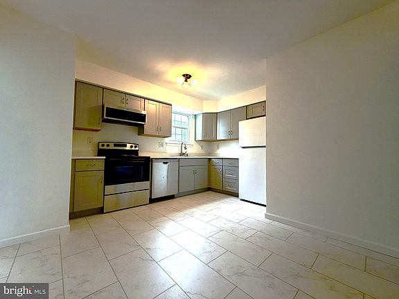 5th image of 422 Village Ln