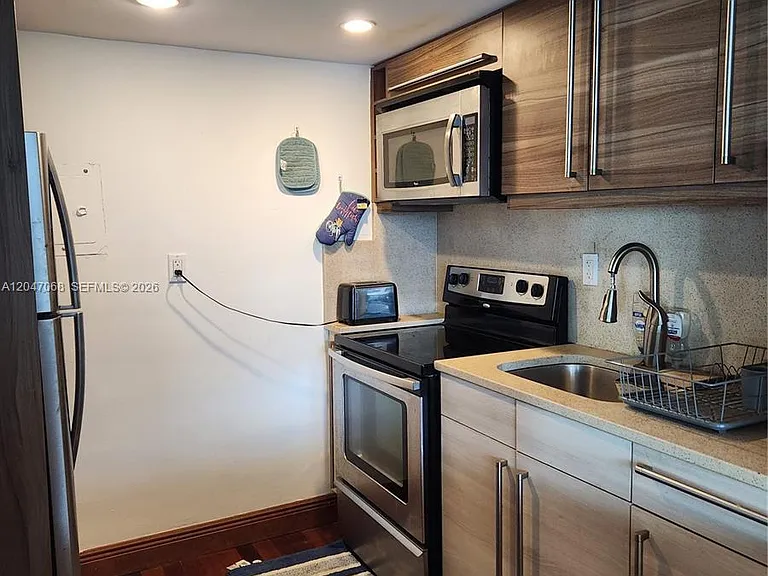 5401 Collins Ave #1110 — Photo 11