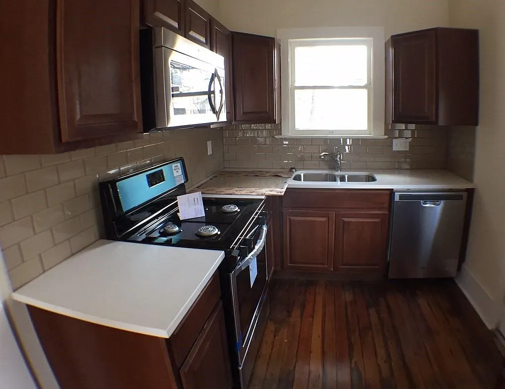 2 bed, 1.0 bath, 871 sqft, $2,300 — Photo 2