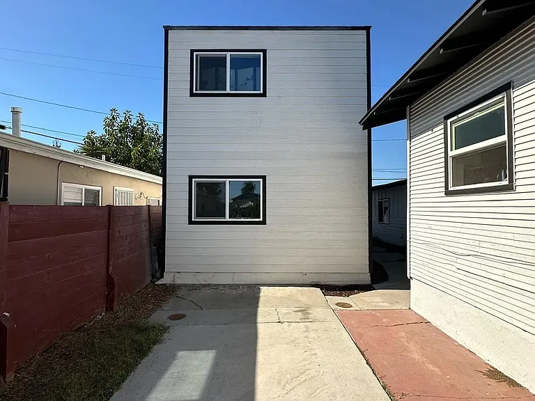 4462 32nd St — Photo 2