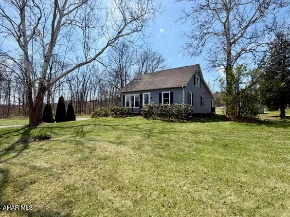 577 Quaker Valley Rd, New Paris, PA 15554