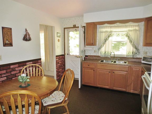 4th image of 22 Acorn Ave