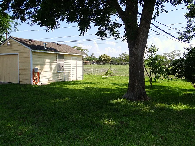 3302 Olsen Dr — Photo 2