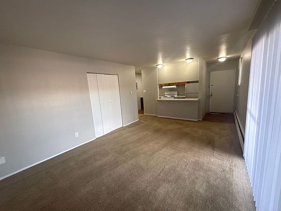 4th image of 3735 E La Salle St #2