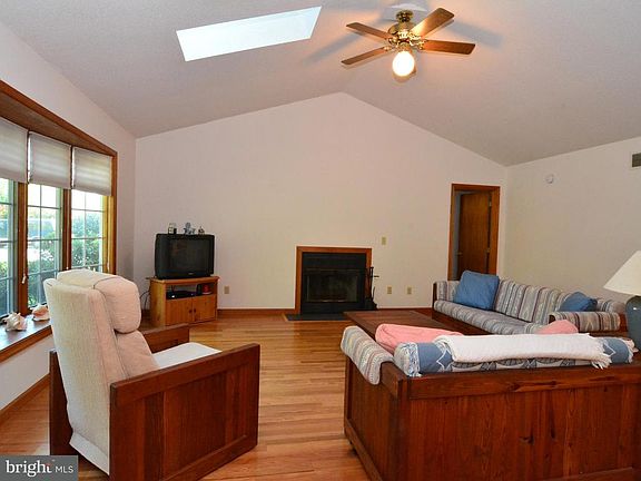 4th image of 2 N Manor Dr