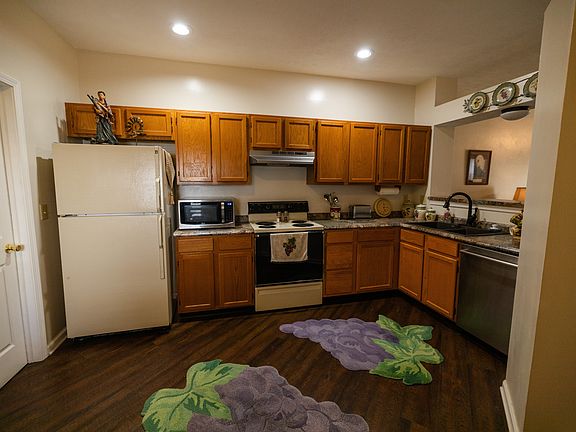 3rd image of 3724 Magenta Ln Unit 1