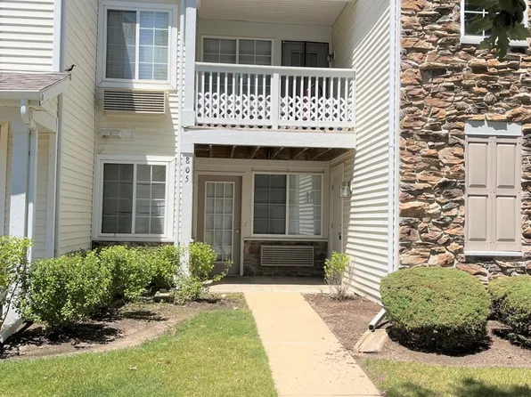 805 Silverstone Dr #805, Carpentersville, IL 60110
