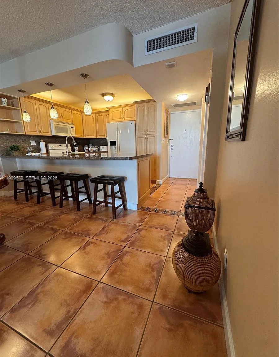 Sea Air Towers Condo — Photo 4