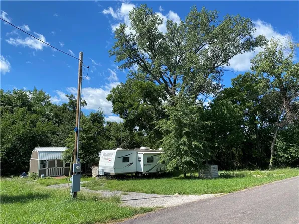 190 Holiday Dr, Linn Valley, KS 66040