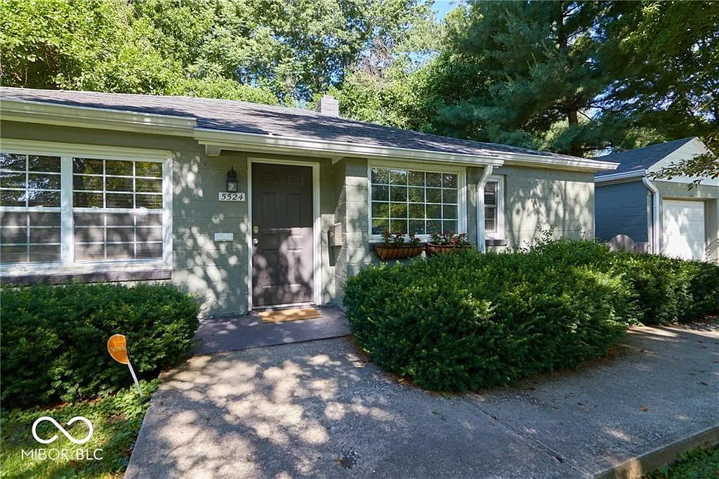 2 bed, 1.0 bath, 961 sqft, $1,800 — Photo 2