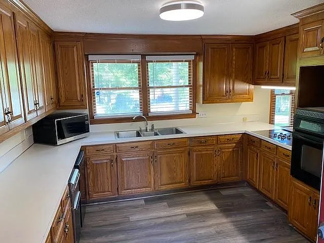 100 Echo Ave — Photo 4