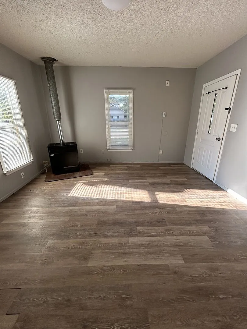 Very Cute 2BR/1BA on Quiet Street — Photo 2