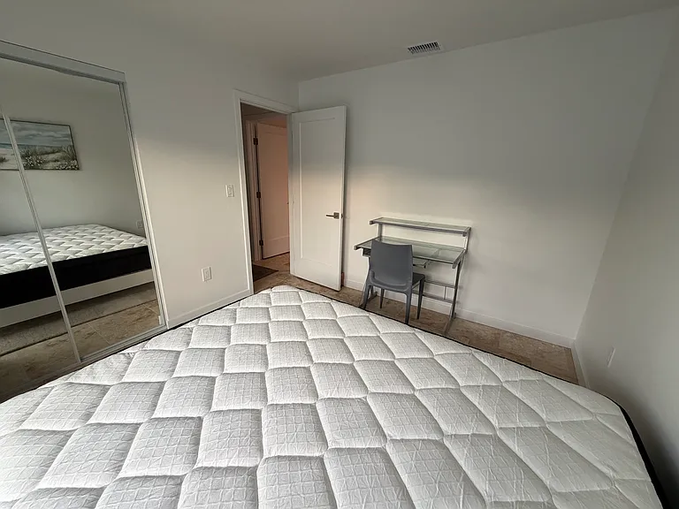 421 SW 9th St #4 — Photo 5