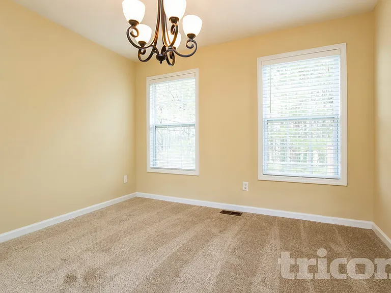 6355 Queensdale Dr — Photo 7