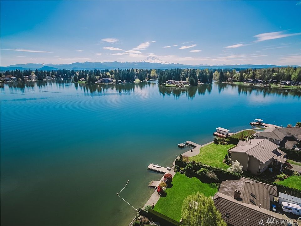 Tapps Island offers golf course, community pool, bike paths, weight room, tennis courts, basketball/pickleball courts, parks, community events, clubhouse, restaurant and much more*Live your waterfront dreams on Lake Tapps enjoying Mt Rainier views, boating, paddleboarding, fishing and swimming.