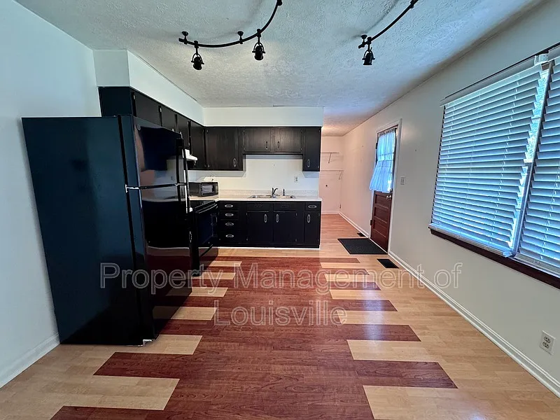 3 bed, 1.0 bath, 1100 sqft, $1,595 — Photo 3