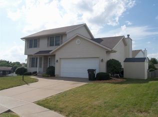 5520 Greenfield Ct, Davenport, IA 52806