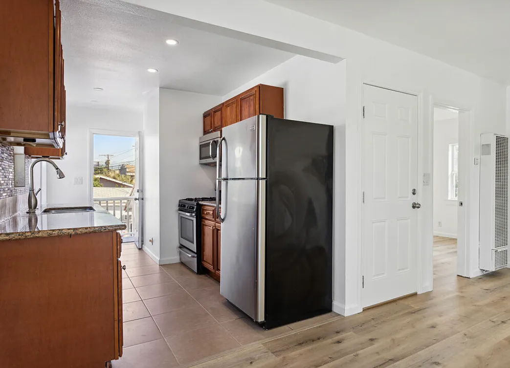 2 bed, 900 sqft, $3,000 — Photo 2