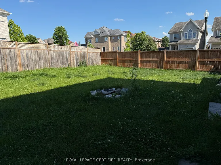 683 Baldwin Cres — Photo 11