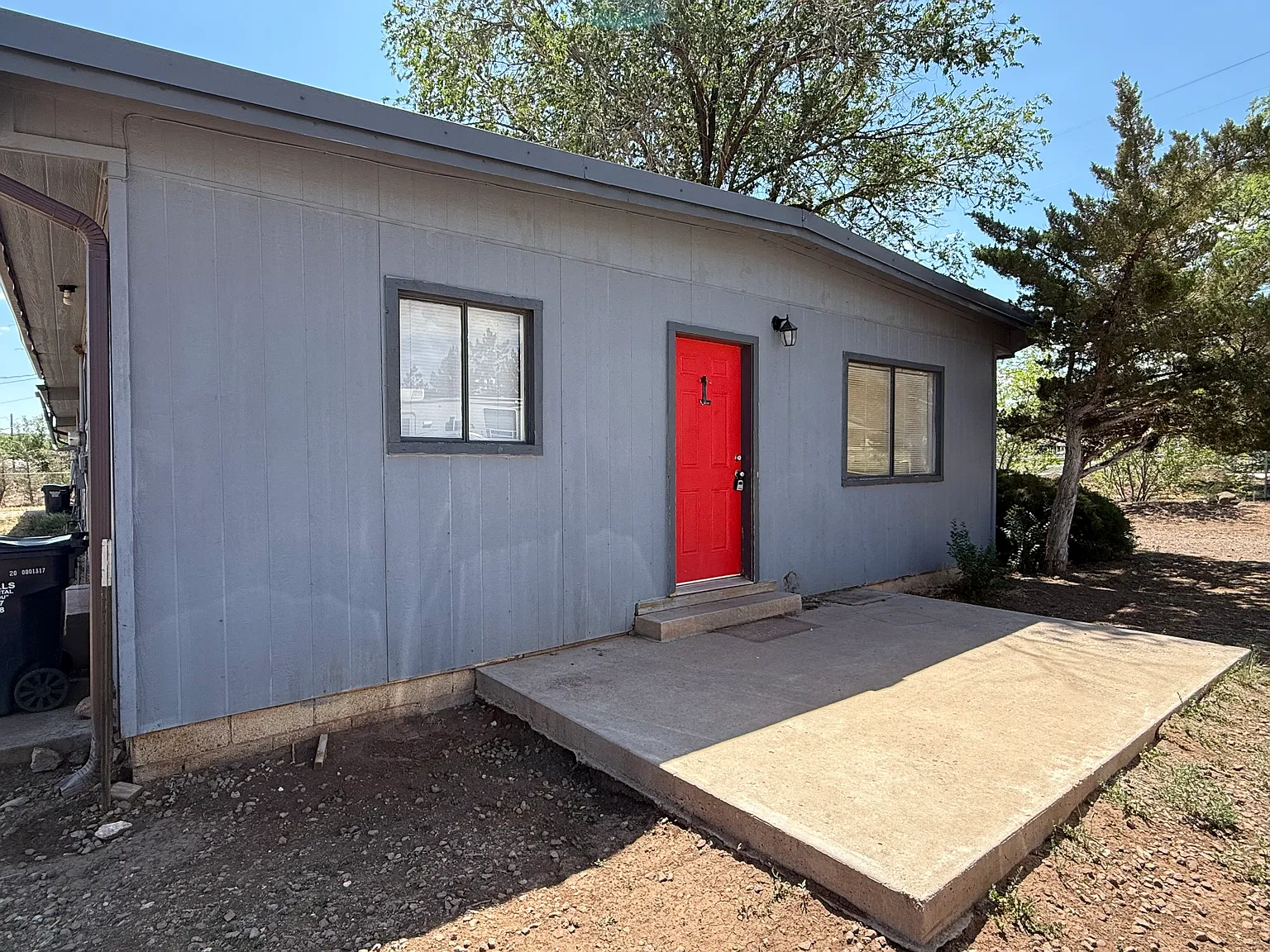 3 bed, 1000 sqft, $1,300 — Photo 1