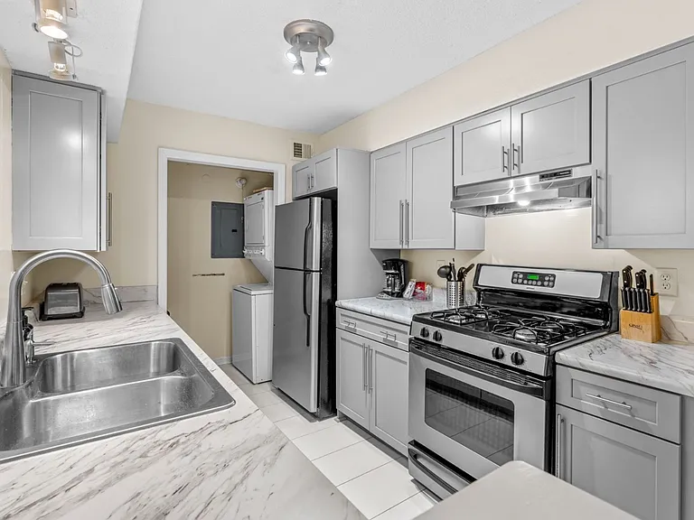 Juniper Place Condominiums — Photo 4