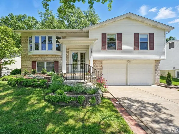 924 Bellestri Dr, Ballwin, MO 63021