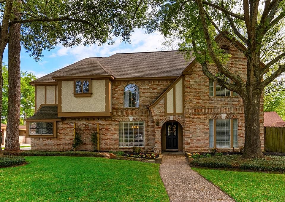 The immaculately well kept lawn invites you right into the home. Welcome to 6623 Saffron Hills.