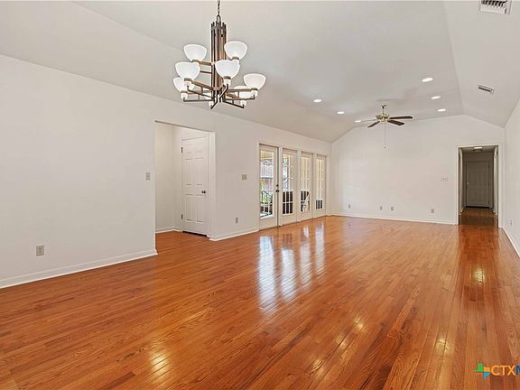 3rd image of 811 Oakwood Blvd