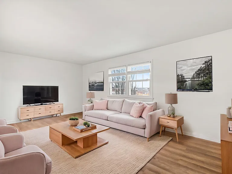 Summercrest Apartments — Photo 5