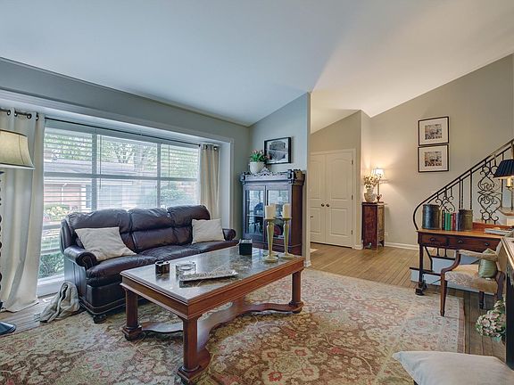 5th image of 710 Carriage Hill Dr