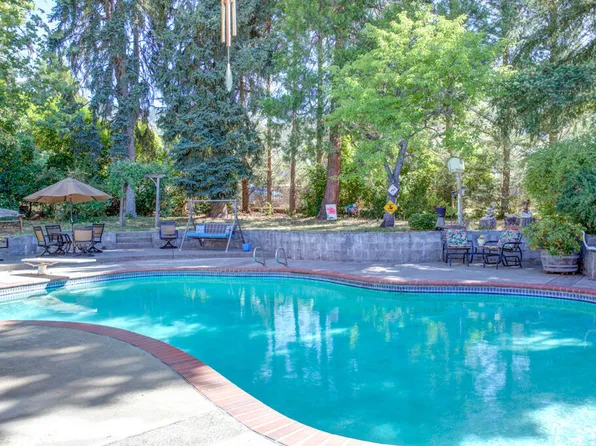 1012 NE Hefley St, Grants Pass, OR 97526