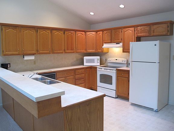 Spacious Kitchen with Bar